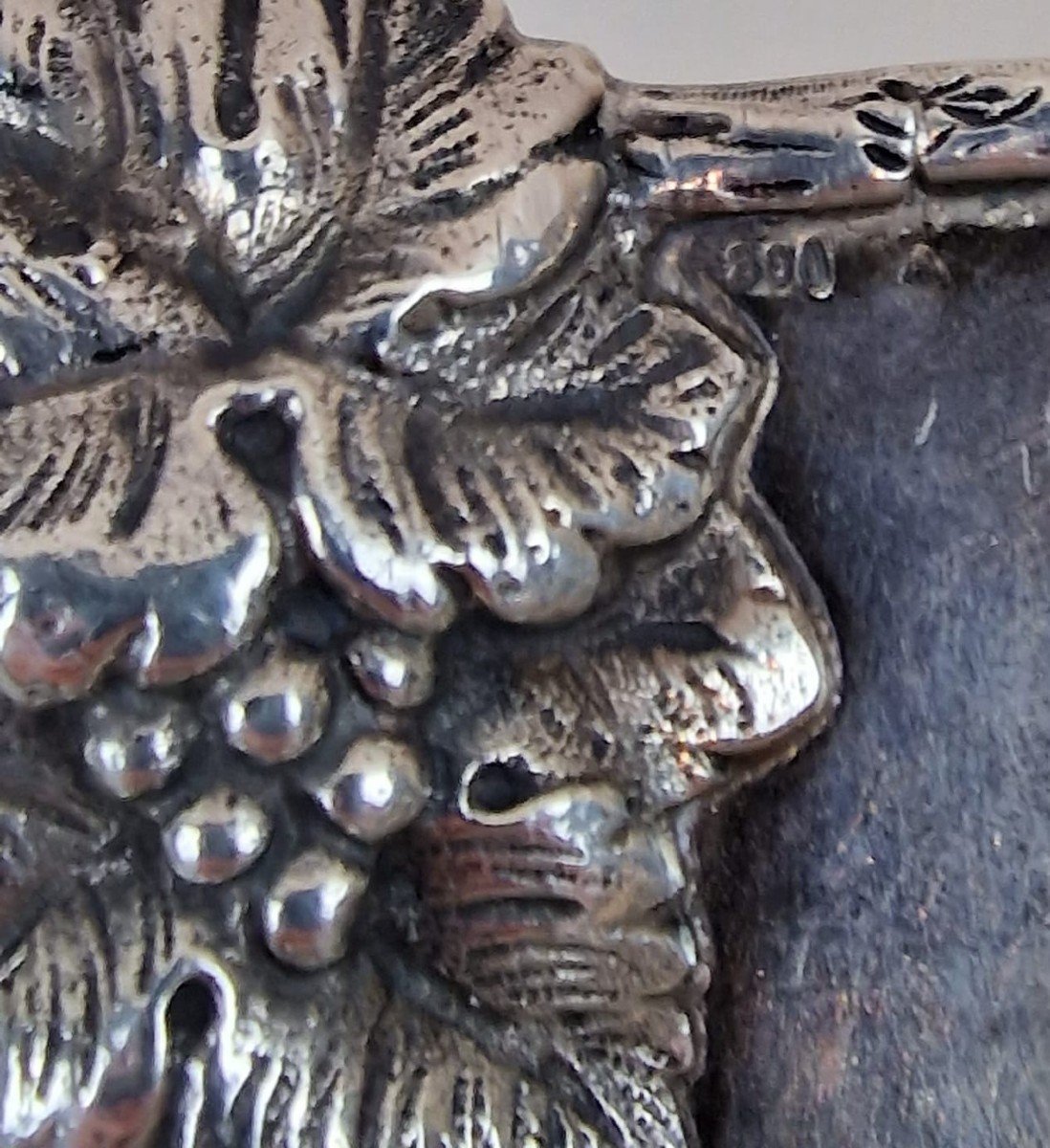 Centro Tavola con bordi sbalzati a mano con tralci d'uva in argento 800 XX secolo-photo-5